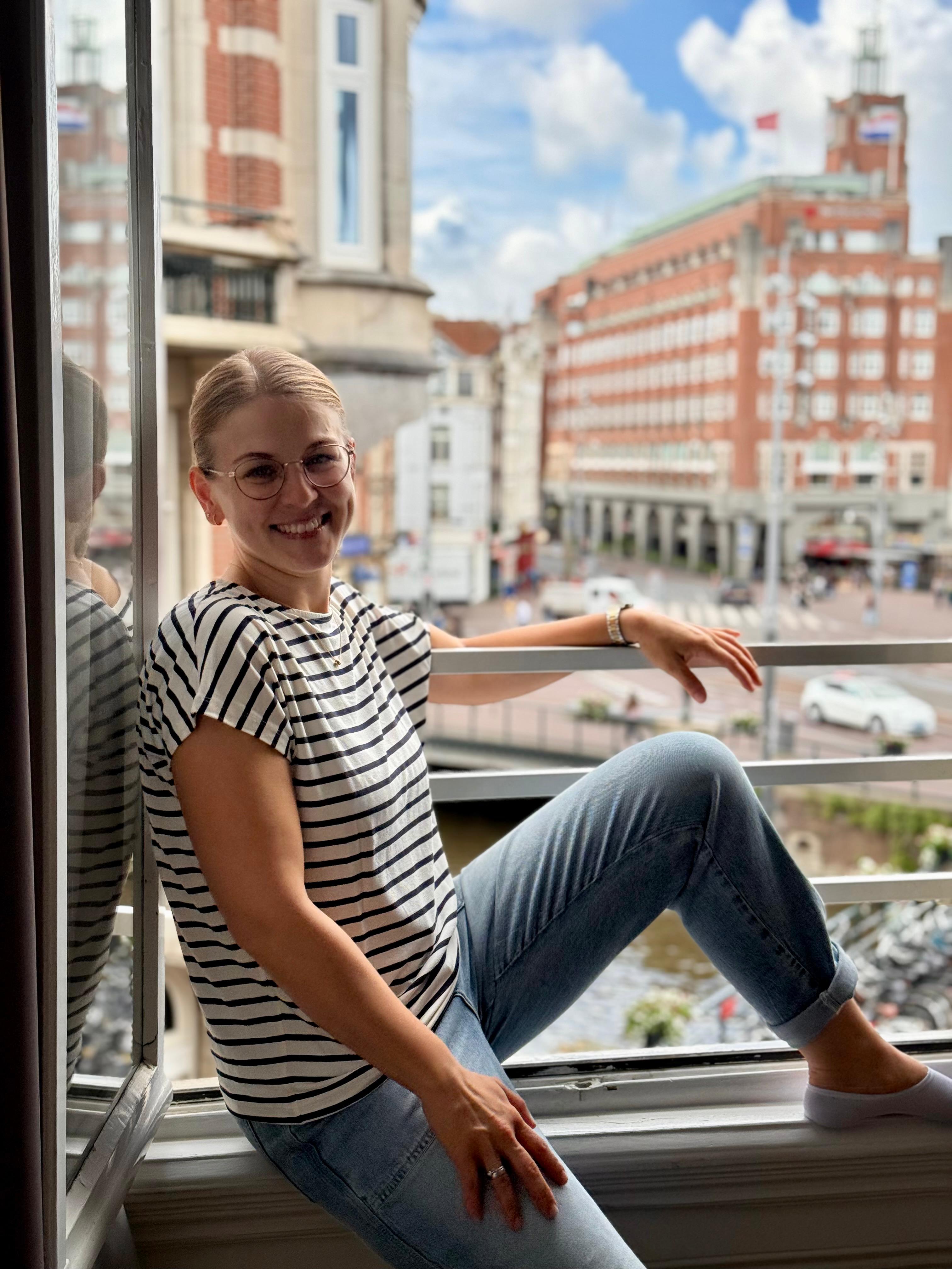 Janina Grupp – Porträt am Fenster